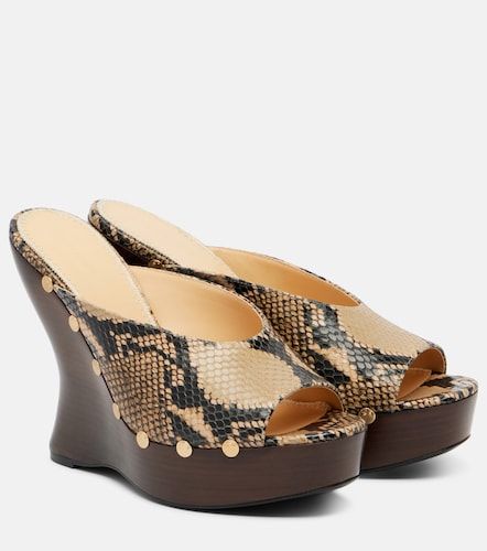 Snake-effect leather wedge mules - Magda Butrym - Modalova