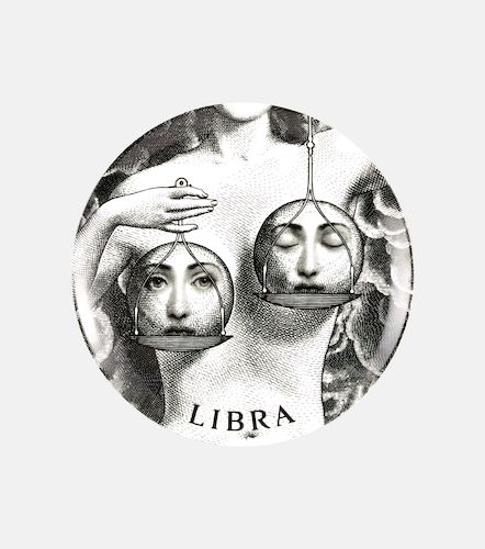 Plato de pared Tema E Variazioni N.354 Libra - Fornasetti - Modalova
