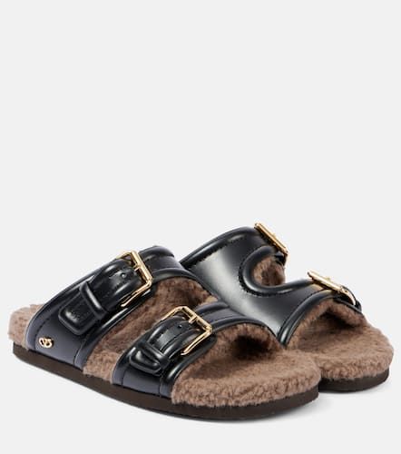 Teddy-lined leather sandals - Valentino Garavani - Modalova