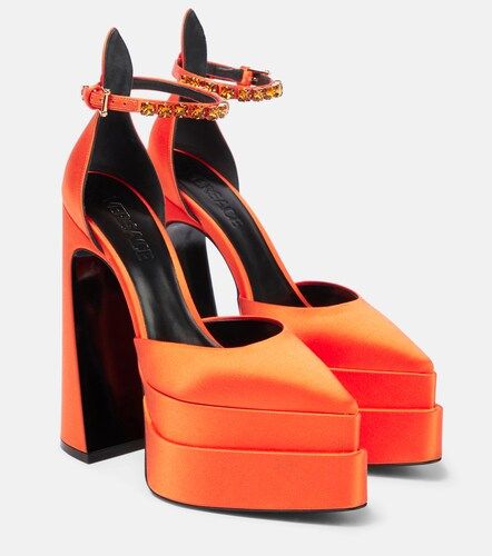 Salones Aevitas Pointy de satén - Versace - Modalova
