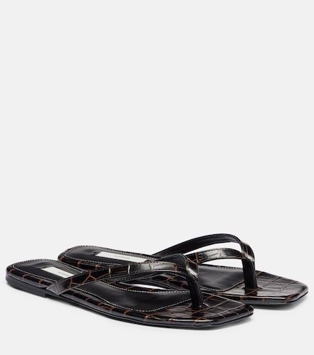 Croc-effect leather thong sandals - Toteme - Modalova