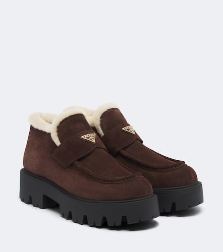 Stivaletti in suede e shearling con logo - Prada - Modalova
