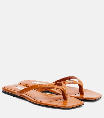 Croc-effect leather thong sandals - Toteme - Modalova