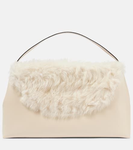 T-Lock Large shearling-trimmed shoulder bag - Toteme - Modalova