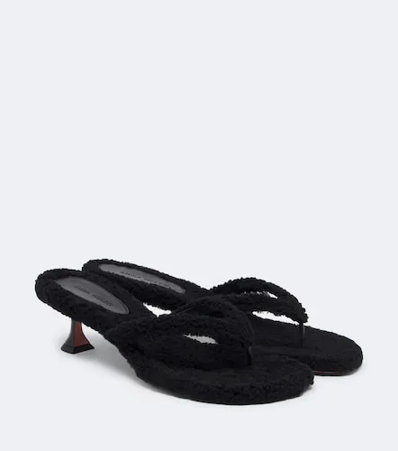 Juliette shearling thong sandals - Amina Muaddi - Modalova