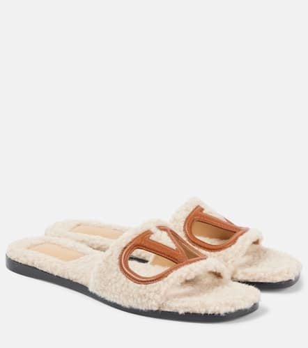 VLogo cutout faux shearling slides - Valentino Garavani - Modalova