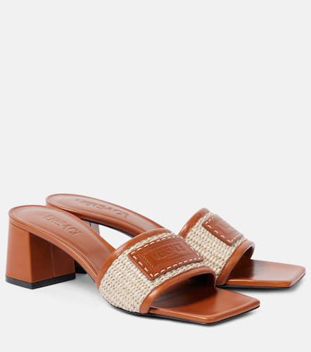 Theia Barocco leather-trimmed raffia mules - Versace - Modalova