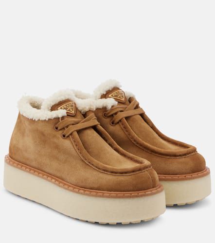 Desert Boots Evolve aus Veloursleder mit Shearling - Prada - Modalova