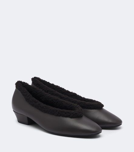 Pumps in pelle con shearling - Magda Butrym - Modalova