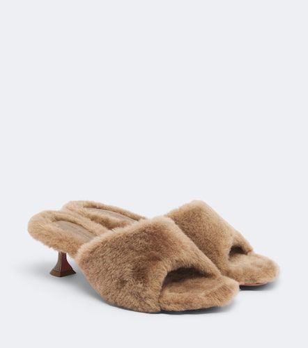 Pantoletten Taylor aus Shearling - Amina Muaddi - Modalova