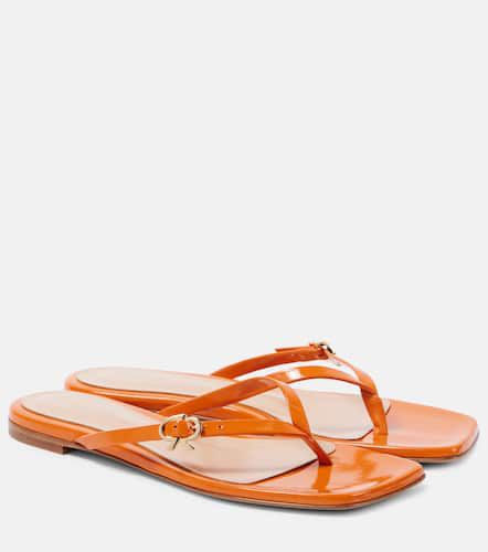 Ribbon patent leather thong sandals - Gianvito Rossi - Modalova