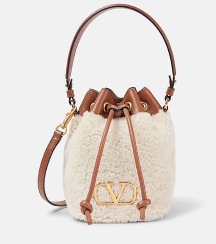 Bucket-Bag VLogo Signature aus Shearling - Valentino Garavani - Modalova