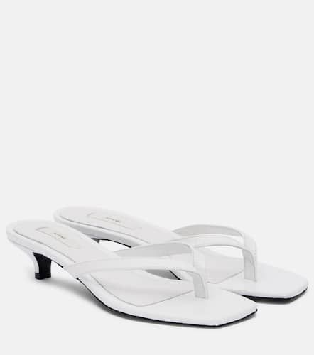 Croc-effect leather thong sandals - Toteme - Modalova