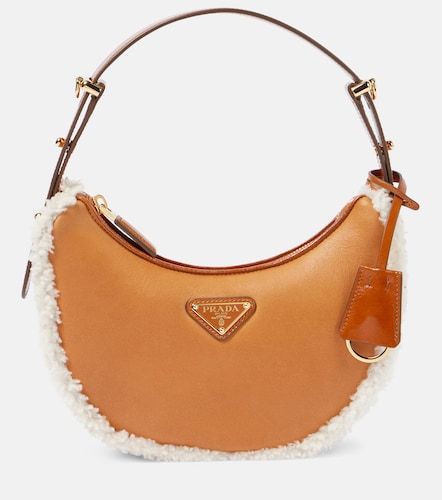 Schultertasche Arqué Small mit Lammfell - Prada - Modalova