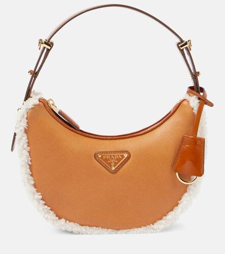 Schultertasche Arqué Small mit Shearling - Prada - Modalova