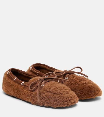 Mocassini in shearling con suede - Miu Miu - Modalova