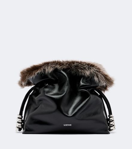 Clutch Flamenco Medium aus Leder mit Shearling - Loewe - Modalova