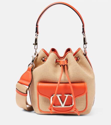 LocÃ² Small raffia-effect bucket bag - Valentino Garavani - Modalova