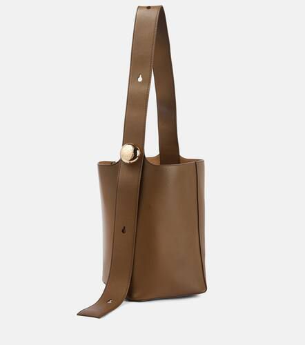 Pebble Medium leather bucket bag - Loewe - Modalova