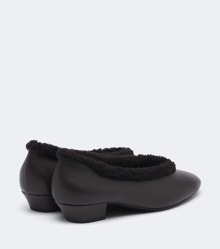 Pumps aus Leder mit Shearling - Magda Butrym - Modalova