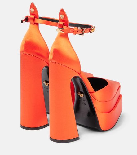 Aevitas Pointy satin platform pumps - Versace - Modalova