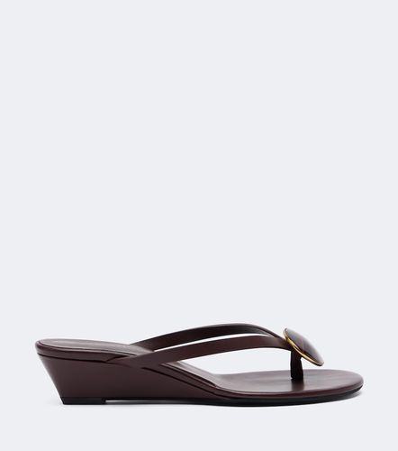 Aura Quartz leather wedge thong sandals - Christopher Esber - Modalova