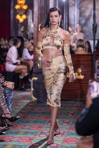 Crop top en satén de seda floral - Alessandra Rich - Modalova