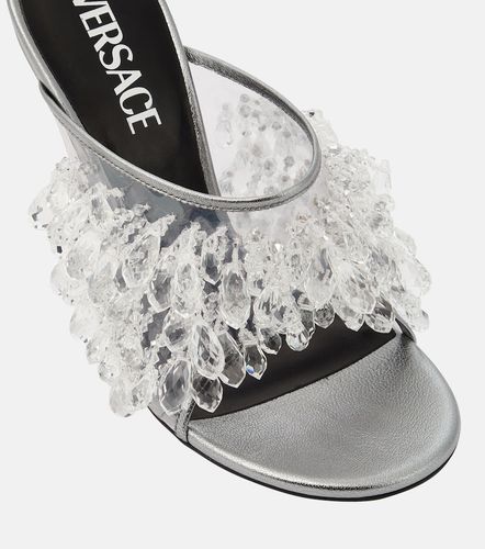 Versace Mules in PVC con cristalli - Versace - Modalova
