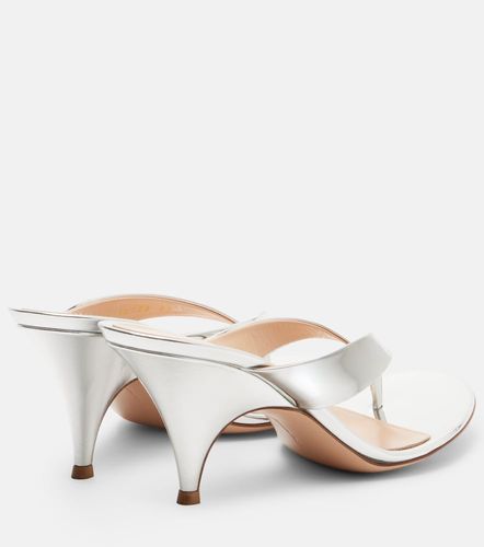 Sofia mirrored leather thong sandals - Gianvito Rossi - Modalova