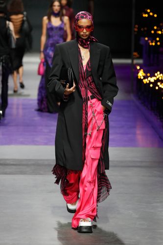 Versace Pantalones cargo de satén - Versace - Modalova