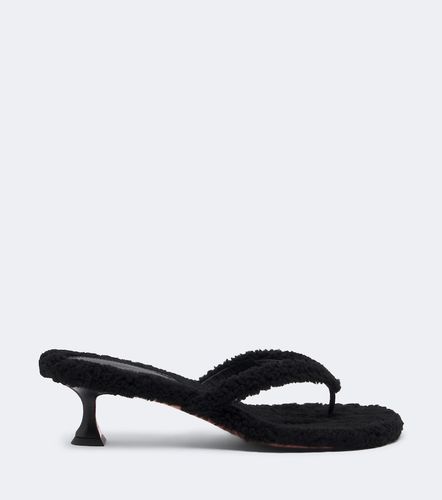 Sandali infradito Juliette in shearling - Amina Muaddi - Modalova