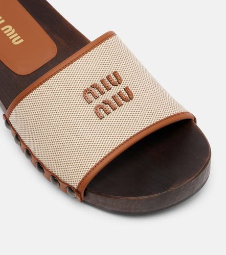 Miu Miu Clogs aus Canvas mit Leder - Miu Miu - Modalova