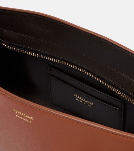 Hug East-West Small leather shoulder bag - Ferragamo - Modalova