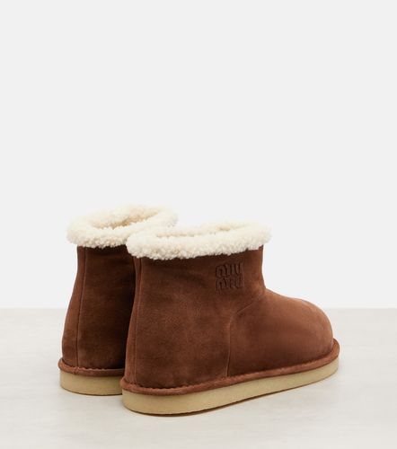 Shearling-lined suede ankle boots - Miu Miu - Modalova