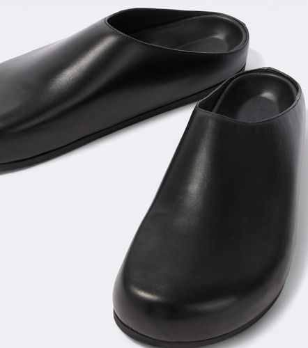 Wearing leather mules - Studio Nicholson - Modalova