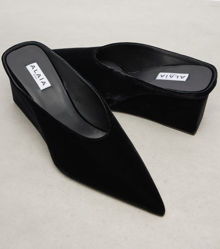 Alaïa Mules con cuña Cube 75 de terciopelo - Alaia - Modalova