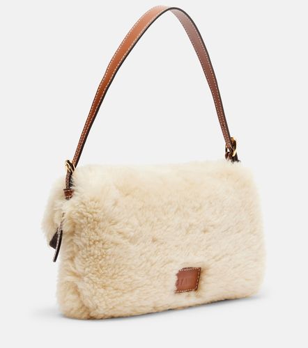 Borsa a spalla Harlow in shearling - Staud - Modalova