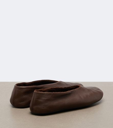 Stella shearling-trimmed leather ballet flats - The Row - Modalova