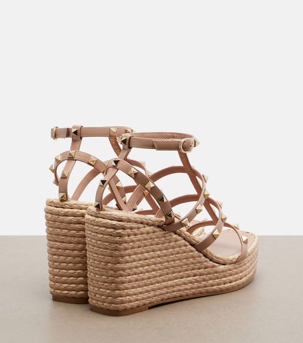Sandalias con cuña Rockstud de piel - Valentino Garavani - Modalova