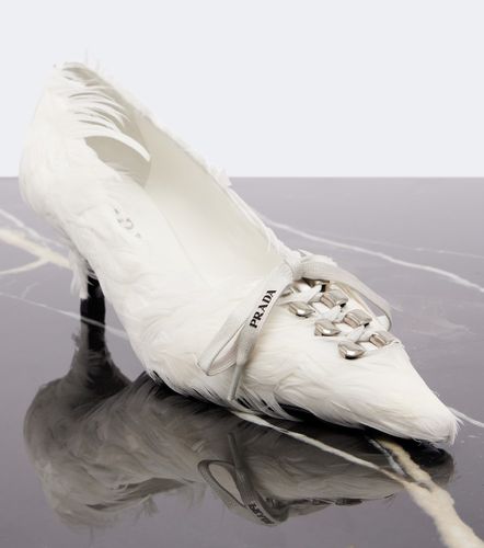 Prada Pumps aus Satin mit Federn - Prada - Modalova
