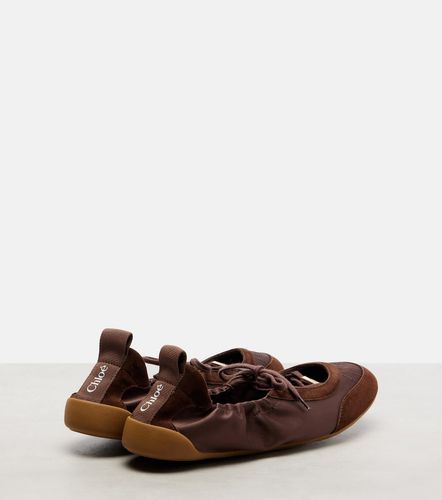 Kick suede-trimmed satin flats - Chloe - Modalova