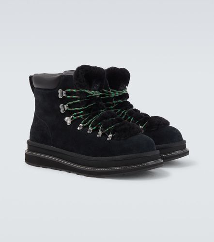 X UGG - Stivaletti in suede e shearling - Sacai - Modalova