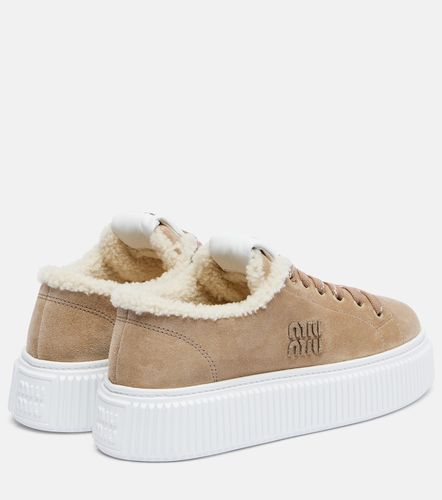 Shearling-lined suede platform sneakers - Miu Miu - Modalova
