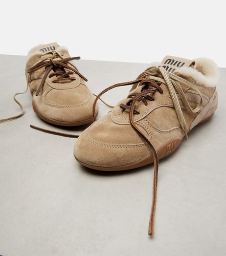 Gymnasium shearling-lined suede sneakers - Miu Miu - Modalova