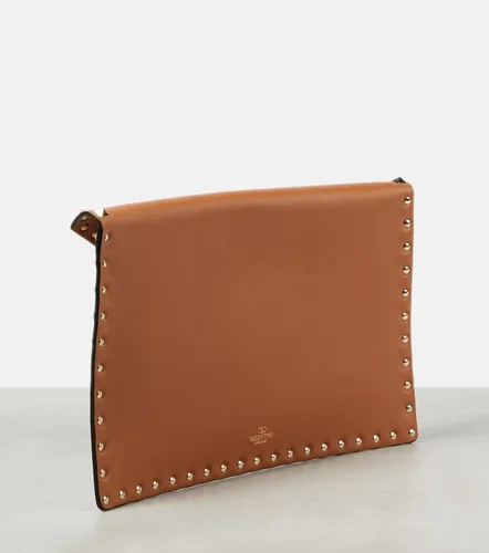 Rockstud Large leather-trimmed raffia clutch - Valentino Garavani - Modalova