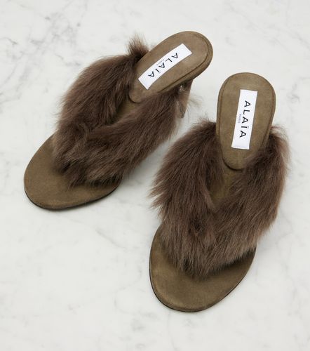 Shearling-trimmed thong sandals - Alaia - Modalova