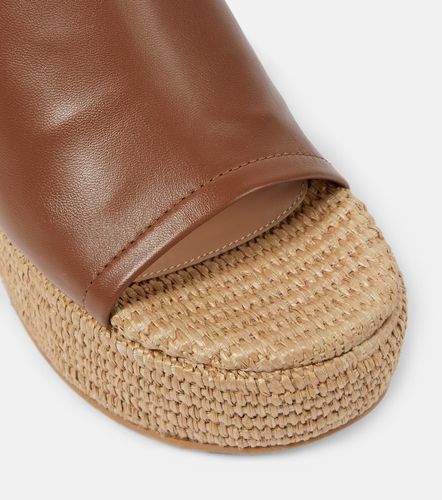 Mules con zeppa in pelle e rafia - Gianvito Rossi - Modalova