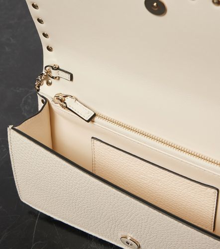 Rockstud leather wallet on chain - Valentino Garavani - Modalova