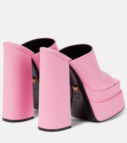 Sandalias de piel con plataforma - Versace - Modalova