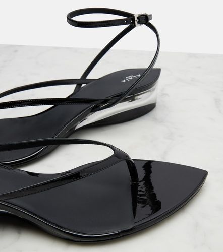 Invisible patent leather thong sandals - Alaia - Modalova
